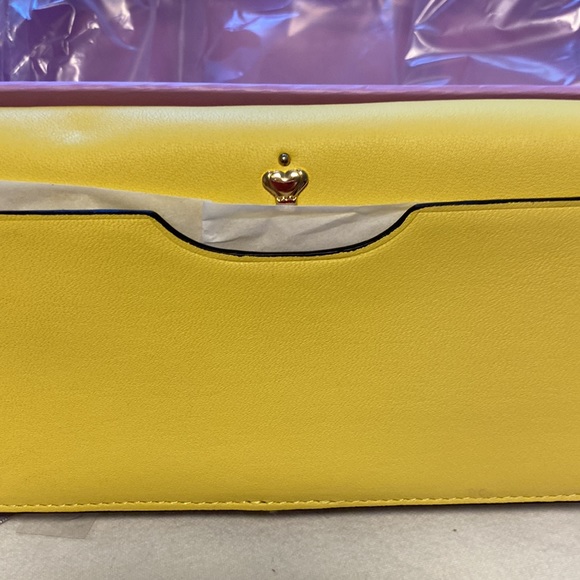 FEMME DE CUPCAKES Wristlet - Picture 5 of 5